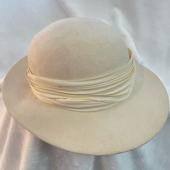 Vintage Cream Felted 1960s Ladies’ Hat - Picture 10 of 14